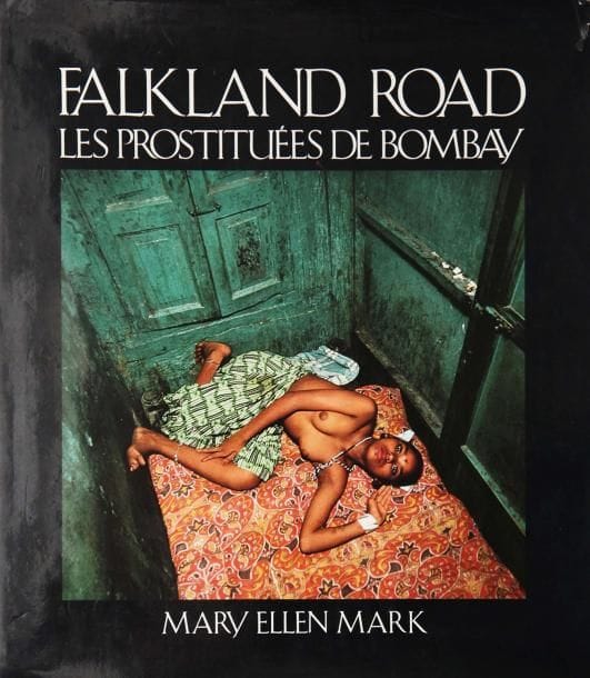 Mary Ellen Mark (née 1940)
Falkland Road. Les prostituées de Bombay. Editions Filipacchi, Paris, 1981. In-4 (28 x 25 cm). Edition originale française. Reliure d'éditeur sous jaquette illustrée.  