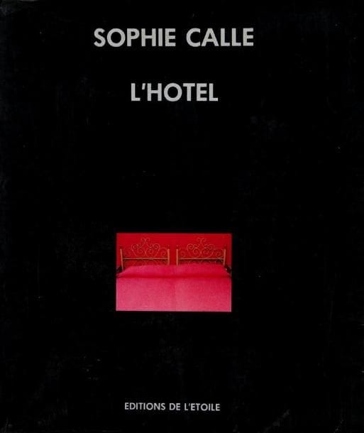Sophie Calle (née en 1953)
L'hôtel Editions de l'Etoile, 1984. In-12 (21 x 19 cm). Edition originale brochée, sous jaquette d'origine (usée). 107 pp.  