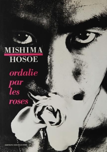 Mishima Hosoe
Ordalie par les roses Editions Hologramme, 1986. In-4 (35 x 26 cm). 104 pp. Reliure d'éditeur pleine toile sous jaquette illustrée. Exemplaire accompagné du dossier de publication.  