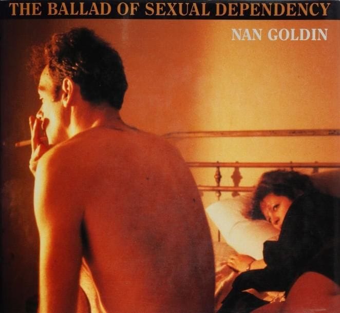 Nan Goldin (1953)
The ballad of sexual dependency Editions Aperture, New York, 1986. In-8 (23 x 26 cm). Edition originale, accompagnée d'un tirage (13 x 18 cm. Self-portrait with Milagro, Belmont, 1988). 144 pp. Reliure d'éditeur sous jaquette illustrée.  