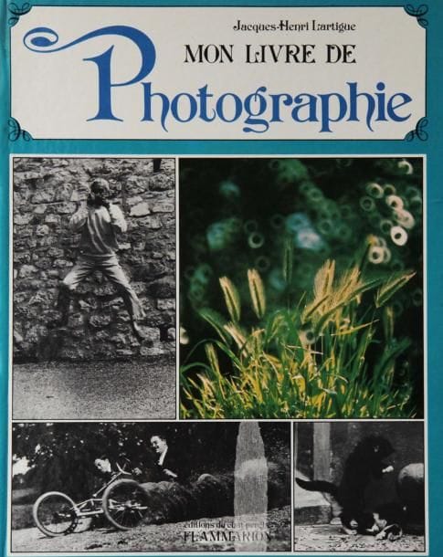 Jacques-Henri Lartigue (1894-1986)
Mon livre de photographie Editions du Chat Perché - Flammarion, Paris, 1977. In-4 (28 x 22 cm). Edition originale. 62 pp. Reliure d'éditeur. Livre destiné aux enfants. Textes et photographies de J. H. Lartigue :  «Je dédie ce livre aux enfants de tout âge amoureux de la photo, à tous ceux que la technique ennuie et pour qui seul compte le plaisir très sérieux du jeux... Trop heureux s'il leur donne l'envie de m'imiter !». 