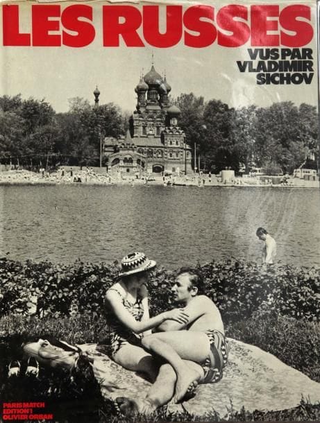 Vladimir Sichov (né en 1945)
Les russes Editions Paris Match/Olivier Orban, 1980. In-4 (31 x 23 cm). Edition originale, signée et dédicacée en 1985 par le photographe à Mme Danielle Mitterand et accompagnée d'un tirage (24 x 18 cm). 132 photographies reproduites en noir et blanc. Reliure d'éditeur sous jaquette illustrée. 