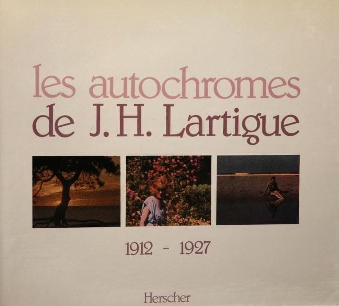 Jacques-Henri Lartigue (1894-1986)
Les autochromes. 1912-1927.  Editions Herscher, Paris, 1980. In-4 à l'italienne (26 x 29 cm). Edition originale signée et dédicacée par J. H. Lartigue, accompagnée d'une lettre manuscrite de Florette Lartigue. 32 photographies reproduites en couleurs et sept pp. de textes. Reliure d'éditeur sous jaquette illustrée et emboîtage.  
