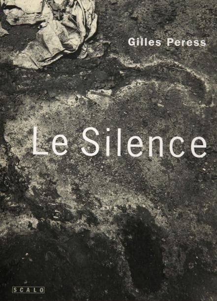 Gilles Peress (né en 1946)
Le silence Editions Scalo, Zurich, 1995. In-12 (22 x 16 cm). Edition originale, accompagnée de son livret de 24 pp.  dossier et articles de presse. 208 pp.  