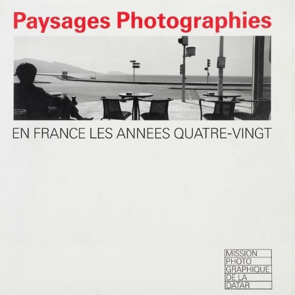 Mission Photographique de la DATAR  Paysages photographies en France dans les années quatre-vingt Editions Hazan, Paris, 1989. In-4 (29 x 29 cm). Edition originale accompagnée de nombreux articles de presse et lettres d'époque (Patrick Roegiers, Jean Lattes,...). 683 pp. Reliure d'éditeur sous jaquette illustrée.  