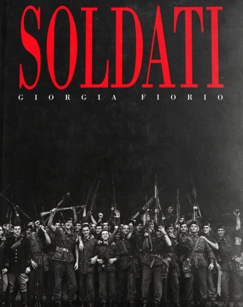 Giorgia Fiorio (née en 1967)
Soldati Editions Contrasto, Rome, 1993. In-8 (28 x 22 cm). Edition originale signée par la photographe. Reliure d'éditeur sous jaquette illustrée. 
