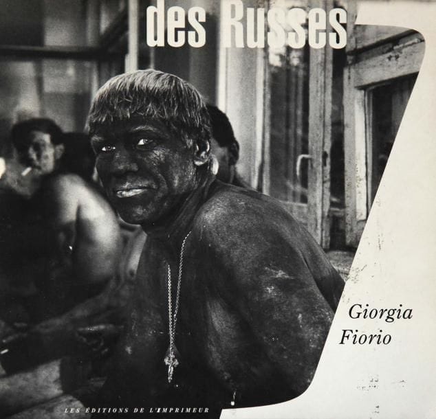 Giorgia Fiorio (née en 1967)
Des russes Les Editions de l'Imprimeur, 1995. In-8 (24 x 24 cm). Edition originale brochée, signée et dédicacée par la photographe. 110 pp. 