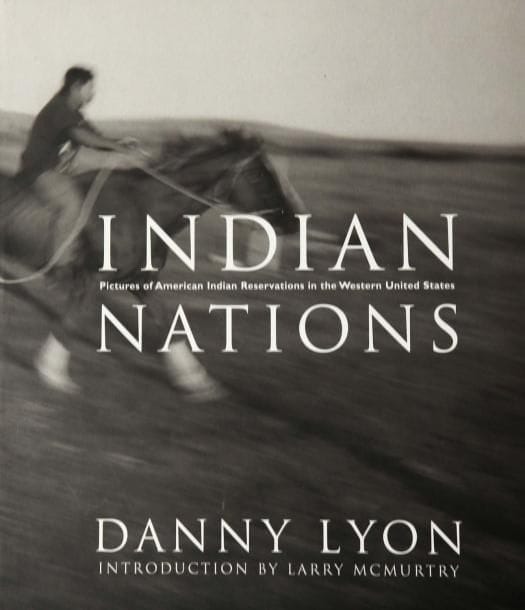 Danny Lyon (né en 1942)
Indian Nations.  Pictures of American Indian Reservations in the Western United States. Twin Palms Publishers, Santa Fe, 2002. In-4 (31 x 26 cm). Edition originale signée par le photographe. 110 pp. Reliure d'éditeur sous jaquette illustrée. 
