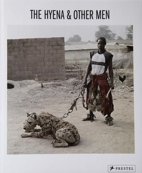 Pieter Hugo (né en 1976)
The hyena & other men Prestel Verlag, 2007. In-4 (29 x 25 cm). Edition originale signée par Pieter Hugo. Reliure d'éditeur sous jaquette illustrée. 