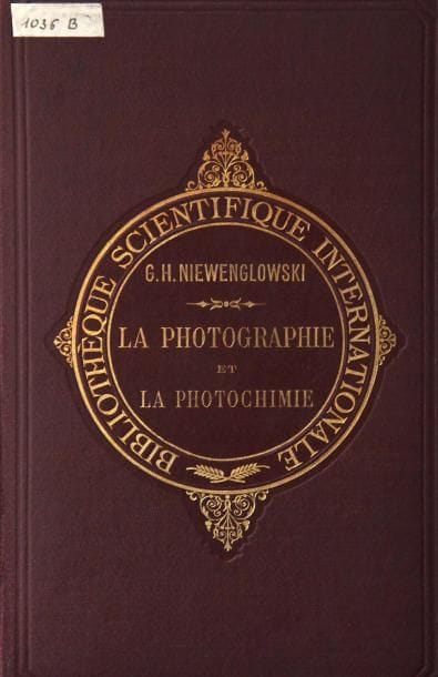 G.H. Niewenglowski
La photographie et la photochimie Félix Alcan Editeur, Paris, 1897. In-8 (21 x 14 cm). Edition originale. Reliure d'éditeur en pleine percaline bordeaux, titres en lettres dorées, ornementations et décors à froid sur le dos et le premier plat. Frontispice tiré en phototypie. 284 pp. et 120 fig. dont huit hors-texte. 