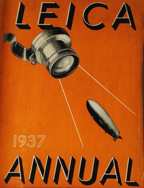 Leica Annual 1937 The Galleon Press, New York, 1936. In-4 (31 x 24 cm). Edition originale. 180 pp. avec plus de 150 photographies en noir et blanc reproduites en héliogravure (Alfred Eisenstaedt, Arthur Rothstein, Carl Van Vechten et divers). Reliure à spirale d'éditeur. 