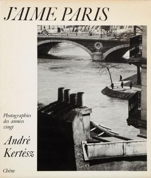 André Kertész (1894-1985)
J'aime Paris. Photographies des années vingt. Editions du Chêne, Paris, 1974. In-4 (28 x 24 cm). Edition originale, accompagnée d'une photographie de André Kertesz par David Bailey à Londres en 1978  (25 x 20 cm avec les marges). 224 pp. Reliure d'éditeur sous jaquette illustrée.  