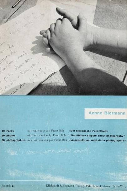 Aenne Biermann (1898-1933)
60 fotos. 60 photos. 60 photographies avec introduction par Franz Roh «La querelle littéraire au sujet de la photographie». Editions Klinkhardt & Biermann Verlag, Berlin, 1930. In-8 (25 x 18 cm). Edition originale trilingue, brochée. 11 pp. de texte. 60 photographies reproduites en noir et blanc. Couverture souple illustrée.  
