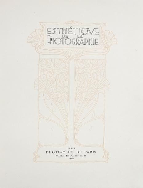 Esthétique de la photographie Photo-club de Paris, 1900. In-4 (33 x 25 cm). Edition originale. Tirage de tête limité à 75 ex. numérotés avec une suite de planches hors-texte, imprimé sur papier des Manufactures Impériales du Japon et une suite de toutes les planches sans le texte. Sous la direction de Paul Bourgeois. 146 pp. Planches d'après des photographies de Demachy, Puyo, Wallon, Bergeon, Bourgeois, Coste, Jacquin et divers. Couverture souple illustrée de style Art Nouveau avec coffret titré. 
