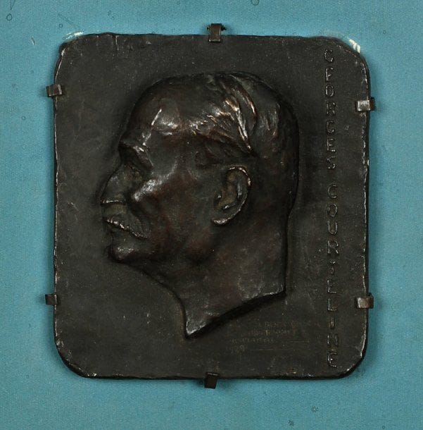 Gaston BROQUET (1880 - 1947)
Georges Courteline, 1929 Plaque en bronze patiné Titrée, datée et dédicacée : "Hommage respectueux de Gaston Broquet au Maître - 1929" 7 x 10 cm