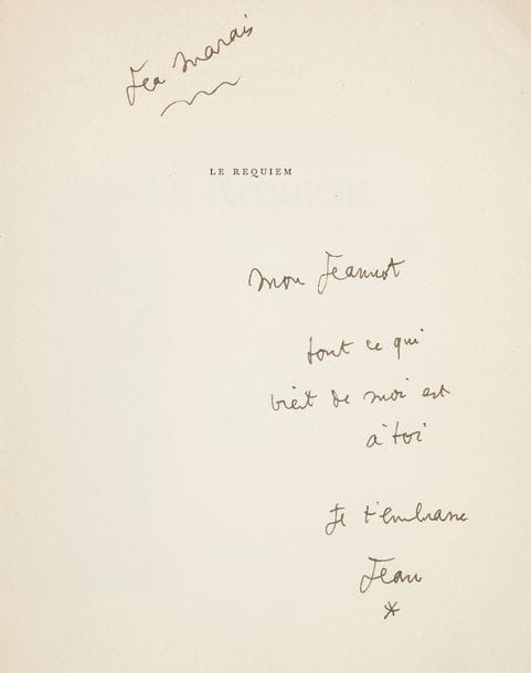 COCTEAU (Jean).
Le Requiem.
Paris : Gallimard, [1962]. — In-4, 235 x 185 : 173 pp., (3 ff. dernier blanc), couverture imprimée. Broché, sous emboîtage moderne de papier bleu.

Édition originale.
Exemplaire du service de presse offert par l’auteur à Jean Marais, enrichi de ce très bel envoi autographe sur le faux titre :
Mon Jeannot // tout ce qui // vient de moi est // à toi // Je t’embrasse // Jean // *
Au-dessus de l’envoi, Cocteau a inscrit « Jean Marais ». Cette dédicace est un véritable témoignage de la longue amitié amoureuse qui unissait ces deux grands hommes. Cocteau est ici à la fin de sa vie puisqu’il mourut le 11 octobre 1963, moins d’un an et demi après la publication de ce recueil.
Cet exemplaire comporte plusieurs croix au crayon dans la marge, ainsi que quelques flèches, elles sont vraisemblablement de la main de Jean Marais ; mais on y trouve surtout deux corrections orthographiques faites à l’encre par Cocteau, l’une page 121 où il a corrigé le mot « Savent » par « Sait », et page 139 où il a remplacé les mots « d’un reste » dans le vers « Autour d’un reste d’obélisque » par « d’une ombre ».
Exemplaire très bien conservé.