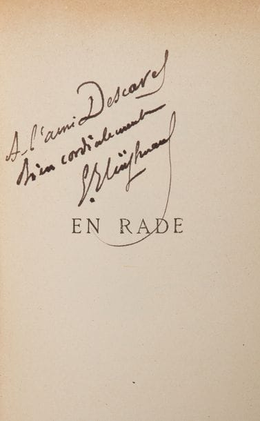 HUYSMANS (Joris-Karl).
En rade.
Paris : Tresse et Stock, 1887. — In-18, 182 x 116 : (2 ff.), 319 pp., couverture imprimée. Demi-chagrin bleu nuit, dos à nerfs, tête dorée, non rogné, couverture conservée, chemise à dos de maroquin rouge, étui (reliure de l’époque, chemise et étui modernes).

Édition originale.
« Ce livre ne vaut pas seulement par le souci de naturalisme que l’auteur y met : c’est dans En rade que l’on relève les premières marques d’une curiosité qui va entraîner bientôt Huysmans vers le surnaturel » (Dictionnaire des œuvres, éd. de 1980, II, p. 613).
Exemplaire sur papier d’édition, enrichi de cet envoi de l’auteur :
A l’ami Descaves // Bien cordialement // JKHuysmans
En regard du titre figure une note autographe de Lucien Descaves à côté d’une petite coupure de journal faisant état de la vente pour 6 000 frs du manuscrit de En rade ; Descaves donne l’identité du vendeur qui est le docteur Fleury « à qui Huysmans l’avait donné ».
Bon exemplaire.