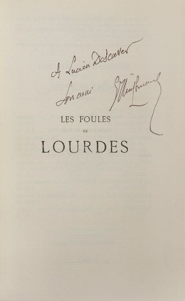 HUYSMANS (Joris-Karl).
Les Foules de Lourdes.
Paris : P.-V. Stock, 1906. — In-18, 193 x 135 : (2 ff. premier blanc), 314 pp., (1 f.), couverture imprimée. Maroquin bleu janséniste, dos à nerfs, dentelle dorée intérieure, tête dorée, non rogné, couverture et dos conservés, chemise à dos de maroquin rouge, étui (reliure de l’époque, chemise et étui modernes).

Édition originale.
Un des 71 exemplaires sur papier de Hollande, celui-ci spécialement imprimé au nom de Lucien Descaves et comprenant cet envoi de l’auteur :
À Lucien Descaves // son ami // JKHuysmans
Exemplaire enrichi de l’affiche de librairie annonçant la vente du livre, et de deux articles de journaux sur l’ouvrage, écrits par Jules Bois.
Dos et bords des plats reteintés.