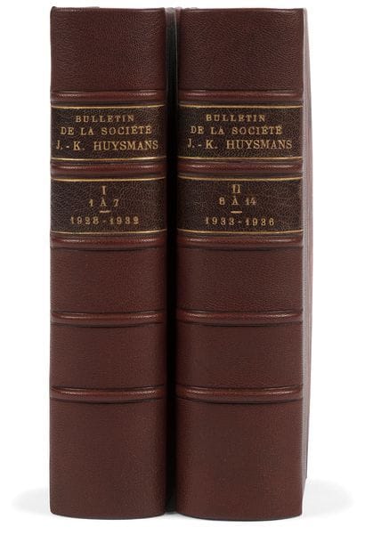 [HUYSMANS (Joris-Karl).
Bulletin de la Société J.-K. Huysmans.
Paris : G. Crès et Cie, mars 1929-décembre 1936. — 15 numéros en 2 volumes in-8, 198 x 150. Demi-chagrin marron, dos à nerfs, tête mouchetée, non rogné, couverture et dos conservés, chemise à dos de maroquin rouge, étui (reliure de l’époque, chemise et étui modernes).

Ensemble des 15 premiers numéros formant les 2 premières séries complètes du Bulletin de la Société de Joris-Karl Huysmans.
Cette société a été fondée en 1927 par Lucien Descaves, ami proche et exécuteur testamentaire de Huysmans ; elle est de nos jours toujours existante. Le bulletin qu’elle publia à partir de mars 1928, avait pour dessein de publier « tous les actes officiels de la Société et tous documents biographiques, bibliographiques et iconographiques sur la personne de J.-K. Huysmans et son œuvre. »
Précieux exemplaire de Lucien Descaves qui l’a truffé de nombreuses lettres autographes de personnalités et de membres de la société, qui lui sont adressées, dont François Guillot (carte de visite autographe), Paul Bourget (idem), Pierre Galichet (5 LAS), Gaston L. Vuitton (LS), Jean de Beaulieu (LAS), Charles Grolleau (2 LAS), René Dumesnil (2 LAS), Albert Marois (3 LAS), Gabriel-Ursin Langé (2 LAS), Léon Deffoux (4 LAS), Pol Neveux (2 LAS), Maurice Garçon (LAS), Léon Hennique (LAS), Alfred Valette (LAS), P.-A. Bouroux (2 LAS), Pierre Dufay (2 LAS), Charles Jouas (2 LAS), Edmond Jaloux (LAS), Émile Zavie (LAS), Jean Grès (LAS et carte de visite), Adrien Berthold (LAS), Georges Rouget (CA et article  tapuscrit), Henri Martineau (LAS), Marcel Bouteron (LAS), Octave Mirbeau (LAS), René Millaud (LAS), etc. Ces lettres portent essentiellement sur les dîners proposés par la Société.
À cela s’ajoutent diverses coupures de journaux, 4 lettres tapuscrites de Descaves aux membres de la Société, le manuscrit autographe de la main de Descaves du rapport de l’assemblée générale du 28 mai 1930 (9 pages in-12),  publié dans le b