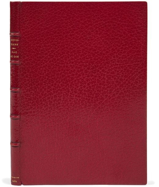 HUYSMANS (Joris-Karl).
Sac au dos.
Bruxelles [imprimerie Félix Callevaert], 1878. — In-16, 175 x 119 : (1 f.), 35 pp., couverture imprimée. Maroquin rouge janséniste, dos à nerfs, encadrement de maroquin rouge à l’intérieur, orné de filets dorés, doublures et gardes de soie moirée bleu nuit, tête dorée, non rogné, couverture conservée, étui (Canape).

Édition originale rarissime formée par le tirage à part à 10 exemplaires sur chine d’une nouvelle parue dans la revue belge hebdomadaire L’Artiste. Ces exemplaires, non commercialisés, n’étaient destinés qu’à l’auteur et à certains de ses amis.
Précieux exemplaire de Huysmans, chargé de corrections autographes en vue de la publication de la nouvelle dans Les Soirées de Médans. Outre de très nombreuses corrections portées dans le texte au crayon, on trouve des passages entièrement réécris à l’encre au verso de la couverture et sur 4 feuillets ajoutés. L’auteur a également ajouté au verso du titre : « 10 exemplaires sur chine. Exemplaire de l’auteur ».

L’exemplaire appartint par la suite au journaliste, bibliographe et bibliophile Pierre Dauze (1852-1913), qui l’acquit à la librairie Gaillandre. On trouve reliée à la fin une lettre autographe signée de Huysmans qui lui fut adressée le 2 mai 1898, dans laquelle l’auteur apporte ces précieuses informations : « Vous me demandez quelques renseignements sur une plaquette de Sac au dos que vous avez acheté chez Gaillandre. C’est fort simple, cette plaquette tirée en tout à 10 exemplaires sur chine est la première version de Sac au dos tel qu’il parut dans l’Artiste, à Bruxelles. L’exemplaire que vous avez est celui qui m’a servi pour retaper la nouvelle en vue des Soirées de Médan. Je l’ai cédé à Gaillandre, en échange d’un recueil de gravures sur le vieux Paris dont j’avais besoin et que j’hésitais à acheter vu son prix. N’étant vaguement bibliophile que pour les livres des autres et fort peu pour les miens, je me suis débarrassé d’un double, puisque, bi
