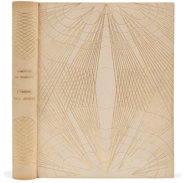 [LABOUREUR (Jean-Émile)] - NOAILLES (Anna de).
L’Ombre des jours. Précédé du discours de Madame Colette à l’Académie royale de Belgique en l’honneur de la comtesse de Noailles.
Paris : Société du livre d’Art, 1938. — In-4, 324 x 248 : (18 ff.), 166 pp., (2 ff.), couverture imprimée. Maroquin blanc, plats ornés d’un décor symétrique composé de filets courbes à froid symbolisant des nuages, et de dizaines de filets dorés rayonnant s’entrecroisant au centre, les filets débordant sur le dos lisse formant deux compartiments de losanges dorés entourant le nom de l’auteur et le titre, doublures et gardes de maroquin blanc, tranches dorées sur témoins, couverture et dos conservés, chemise à dos et bandes à recouvrement de maroquin blanc, le dos étant décoré comme celui de la reliure, étui (Semet & Plumelle).

Sylvain Laboureur, Catalogue complet de l’œuvre de Jean-Émile Laboureur, II, pp. 272-280, n° 529.
Édition rare, tirée à seulement 110 exemplaires numérotés sur papier vélin de Rives, illustrée de 35 compositions gravées en taille-douce par Jean-Émile Laboureur, dont 25 têtes de chapitre et 15 culs-de-lampe.
Précieux exemplaire en maroquin doublé de Semet et Plumelle, enrichi d’un dessin original signé de l’artiste, sur papier calque, étude pour l’illustration de la page 45, et de l’une des très rares suites des gravures en premier état sur BFK de Rives. Ce premier état, comme le précise Sylvain Laboureur dans son catalogue, n’a « été tiré que pour quelques essais ».
Quelques taches sur la reliure, dos de la chemise bruni. Rousseurs.