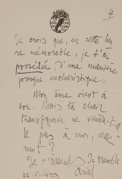 ANNUNZIO Gabriele d’ (1863-1938).
2 L.A.S « Ariel », 22-23 mai 1923, [à Angèle LAGER] ; 4 pages in-fol. chaque avec vignette à sa devise Io ho quel che ho donato ; en français.

Belles lettres d’amour à une « petite sœur ».
[Ces deux lettres datent de la maturité de Gabriele d’Annunzio. Il vivait alors sur le lac de Garde dans sa villa du Vittoriale. Ayant dépassé la soixantaine, ce séducteur impénitent avait conquis en 1923 la jeune Française Angèle LAGER, née en 1901, qui était au service de Marguerite d’Espaigne, une dame d’âge mur, cultivée, qui possédait également une villa au bord du lac, Il Rimbalzello. Pris de passion, il obtint de Mme d’Espaigne de se faire aménager un petit appartement dans sa villa afin de rejoindre plus aisément la jeune femme. Lorsque Mme d’Espaigne retourna en France, Gabriele d’Annunzio installa Angèle chez lui ; mais cette présence éveilla la jalousie de Luisa Baccara, gouvernante et maîtresse de l’écrivain, qui finit par la renvoyer en 1925. Ces lettres datent du début de leur liaison, quand, après avoir passé la nuit dans la villa de son amant, Adèle repart dans celle de Mme d’Espaigne. Le poète les signe du pseudonyme d’Ariel, d’après l’esprit enchanteur dans La Tempête de Shakespeare.]
22 mai 1923. « Douce petite sœur, après ton départ, ce matin, j’ai commencé à pâtir un nouveau supplice. Je te dirai. J’ai passé de lourdes heures d’attente – et aussi de ruse, hélas ! – jusqu’au soir. Je n’ai pas eu la cruauté de t’appeler à partager ma peine. Mais cette douce douce lettre de toi m’assure que tu as deviné ma tristesse. Quelle volupté ailée aurait pu bondir de notre tristesse ! Ce matin, près de la fontaine mystique qui accompagnait notre émotion avec sa distillation mélodieuse, tu avais une autre bouche, d’autres yeux, d’autre mains, une autre peau, une autre odeur. Et de la tendresse fraternelle semblait surgir je ne sais quelle convoitise incestueuse qu’un tremblement profond ennoblissait…. Je crois que, en cette 