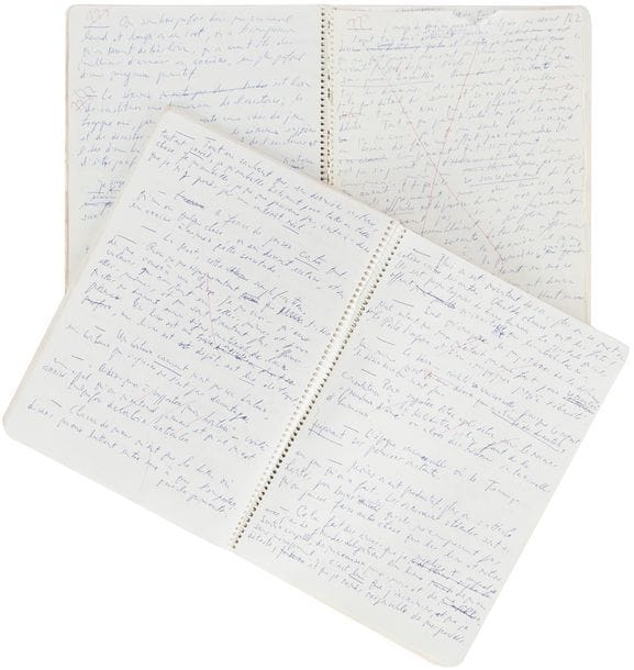 CIORAN Émil M. (1911-1995).
DEUX CAHIERS autographes ; 2 cahiers à spirale (29,7 x 21 cm, Joseph Gibert) bleu et rouge, numérotés III et IV, de 89 (+1) et 76 feuillets la plupart recto-verso.

Importants cahiers de pensées et réflexions de premier jet qui nourriront Aveux et anathèmes (1987), mais qui sont pour la plus grande part inédites.
Écrits principalement au stylo bille bleu, avec des corrections en rouge ou vert, ces deux cahiers prennent la suite des cahiers-journal, mais toute notation chronologique a disparu. Sur la couverture du cahier III, Cioran a rayé la date d’ouverture du cahier : « Du 4 août 1980 au ».
De nombreuses entrées ont été biffées, souvent en rouge, ou sont marquées en marge par des croix, ou par des S inversés, qui sont parfois aussi des points d’interrogation indiquant un doute quant à un éventuel emploi antérieur ; parfois encore Cioran pose la question « déjà ? ». Quelques rares feuillets ont été découpés pour réemploi du texte ; d’autres portent des textes collés et insérés dans le cahier.
Citons les premières entrées du cahier III (les mots entre crochets ont été biffés) :
« Pas de jour sans épreuve(s) pour quiconque n’a pas la chance d’être cuirassé contre l’homme.
Ce qui fait l’intérêt de l’amitié, c’est qu’elle est une source inépuisable de déceptions, et par là de surprises fécondes dont il serait insensé de vouloir se passer.
On ne peut consoler quelqu’un qu’en allant dans le sens de son [désespoir] affliction, et cela jusqu’au point où [le désespéré] l’affligé en a assez de l’être. // Il existe une satiété non seulement des plaisirs mais [de la du chagrin] aussi de la douleur et même du chagrin.
Le malheur, quel qu’il soit, est une promotion. Et il nous flatte. Les dieux, ou les démons, [ou le destin] s’occupent donc de nous. Et si ce [ne sont n’est] ne sont pas eux, [ce sera] c’est le hasard, et ce sera toujours ça.
[S’il y a une Providence, comment a-t-elle permis les métropoles ? Seul un Mons