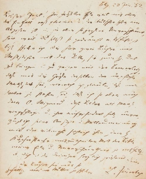 FEUERBACH Ludwig (1804-1872).
L.A.S., B[ruckber]g 23 janvier 1852, à son ami Josef SCHIBICH ; 1 page petit in-4 (légères rousseurs) ; en allemand.

Lettre inédite au sujet de la préparation de l’édition des écrits de son père.
[Le philosophe matérialiste Ludwig Feuerbach était le quatrième fils du criminaliste Anselm von FEUERBACH (1775-1833), qui s’était notamment occupé de l’affaire Kaspar Hauser ; il s’agit ici de l’édition de sa biographie et de ses écrits, Anselm Ritter von Feuerbach’s … Leben und Wirken aus seinen ungebruckten Briefen und Tagebüchern, Vorträgen und Denkschriften veröffentlicht von seinem Sohne Ludwig Feuerbach (Leipzig, Otto Wigand, 1852), avec son portrait gravé en frontispice.
« Liebster Josef! In größter Eile weil mir eben der Einfall erst gekommen und der Kutscher schon am Abfahren ist und in eben so großer Unverschämtheit, weil Du selbst so gedrückt und beschäftigt bist schicke ich Dir hier zwei Bücher mit Stahlstichen mit der Bitte, sie zum H. Raab zu bringen und zu zeigen mit der Bemerkung, daß mir die Größe derselben der ungefähre Maaßstab sei, wonach ich glaube, daß mein Vater zu stechen sei, daß ich so eben auch dem O. Wigand diese Bilder als Maaß vorschlage und ihn aufgefordert habe, unsere, zugleich seine Ansicht und Willensmeinung mir oder vielmehr sogleich ihm, dem H. Kupferstecher mitzutheilen »…
Il lui écrit juste un mot rapide car une idée lui vient à l’instant alors qu’il s’apprête à prendre la route. Il sait Josef lui-même très occupé ; aussi lui envoie-t-il deux livres avec des gravures sur acier avec la prière de les apporter à M. Raab et de les lui montrer en précisant qu’il souhaite que la taille soit la même que cette échelle approximative. Il pense que son père serait piqué de savoir qu’il propose ces images à Otto Wigand comme modèle ; il l’invite à communiquer immédiatement au graveur sur cuivre dans le même temps ses instructions…
