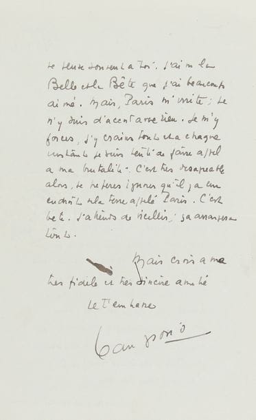 GIONO Jean (1895-1970).
L.A.S. « Jean Giono », 27 janvier 1947, à Jean COCTEAU ; 2 pages in-8.

Lettre amicale à Jean Cocteau, évoquant ses difficultés avec les éditions Grasset.
« Il ne s’agit pas de mauvaise volonté cher Jean. Il s’agit simplement d’obtenir la permission d’éditer en luxe par les Grasset qui sont des pignoufs et me font mille ennuis. Je suis en train d’essayer de rompre les contrats avec eux, car on ne compte plus les manquements aux clauses, de leur côté ; il y en a cent. Si j’étais bien soutenu je devrais y arriver. La NRF a été au contraire très compréhensive, mais j’ai déjà donné les textes que j’y publie à des éditeurs de luxe et demi-luxe. Si j’ai quelque chose de disponible (je pense au texte que j’écris maintenant et qui te plairait je crois) je te l’enverrai pour ton ami. Moi aussi j’aimerais te revoir, je pense souvent à toi. J’ai vu la Belle et la Bête que j’ai beaucoup aimé. Mais, Paris m’irrite, je n’y suis d’accord avec rien. Je m’y force. J’y crains tout et à chaque instant je suis tenté de faire appel à ma brutalité. C’est très désagréable, alors, je préfère ignorer qu’il y a un endroit de la terre appelé Paris. C’est bête. J’attends de vieillir, ça arrangera tout. Mais crois à ma très fidèle et très sincère amitié »…
