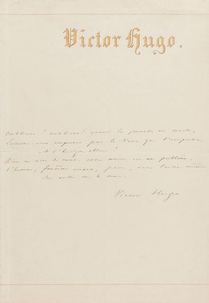 HUGO Victor (1802-1885).
Manuscrit autographe signé « Victor Hugo » ; demi-page in-4, avec le nom Victor Hugo inscrit en tête en lettres gothiques dorées.

Belle page d’album.
Strophe finale de la pièce XIV « Ô mes lettres d’amour ! »… du recueil Les Feuilles d’automne (1831), où elle est datée de mai 1830.
« Oublions ! oublions ! quand la jeunesse est morte,
Laissons-nous emporter par le vent qui l’emporte
À l’horizon obscur !
Rien ne reste de nous, notre œuvre est un problème.
L’homme, fantôme errant, passe, sans laisser même
Son ombre sur le mur. »