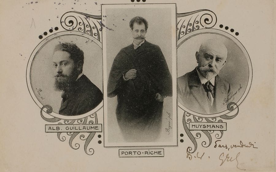 HUYSMANS Joris-Karl (1848-1907).
42 L.A.S. « JHuÿsmans », Paris et Ligugé 1889-1903, [à Henri GIRARD] ; environ 130 pages in-8, in-12 et in-16 (nom et adresse du destinataire soigneusement effacés aux versos des cartes-lettres, réparations à une lettre), chaque lettre montée sur onglets sur une feuille de papier vélin fort, certaines sous fenêtre découpée, page de titre calligraphiée en rouge et noir, le tout relié en un volume grand in-8 maroquin rouge janséniste, dos à nerfs, filet doré sur les coupes, bordure intérieure de même maroquin orné d’un filet doré et d’un listel de maroquin bordeaux, doublures et gardes de soie lie-de-vin, tranches dorées (Devauchelle).

Intéressante correspondance à un ami intime.
Henri GIRARD, piètre acteur, qui jouait de petits rôles dans de petits théâtres, fut pris en affection par Huysmans en 1886 et, entre ses tournées, devint un habitué des dîners du dimanche soir de la rue de Sèvres. Il rendit visite à Huysmans à Ligugé, et finit par abandonner le théâtre pour acheter une librairie rue Saint-Sulpice. Lors de ses tournées théâtrales, Huysmans le conseille dans ses visites : à Troyes, où il y a « des églises curieuses », à Valenciennes et Besançon où il verra « quelques tableaux de primitifs allemands dans les musées », à Berlin dont il vante l’admirable musée avec des Botticelli et un Cranach, ou encore en Grèce : « Tout le monde a déféqué la Grèce et ses rastas qui vous possèdent. Je ne suis nullement surpris de ce que vous me dites de la dégoutation méridionale de ces lieux. Il s’y joint d’insipides souvenirs classiques, et le fantôme immonde, dans le moderne, du Moréas »…
La correspondance s’échelonne entre 1889 et 1903 ; espacée et écrite de Paris d’abord, elle s’étoffe ensuite à partir de l’installation de Huysmans à Ligugé en 1899. Huysmans y aborde, sur un ton très familier et sans aucune retenue, les sujets les plus divers, évoquant son entourage, ses séjours à la Trappe, ses travaux littéraires, sa vie à 