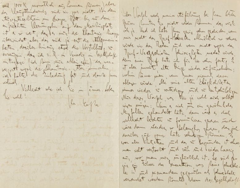 KAFKA Franz (1883-1924).
L.A.S. « Kafka », [Prague décembre 1922], à Franz WERFEL ; 3 pages et demie in-8 ; en allemand.

Belle lettre à son ami Franz Werfel, à propos de sa pièce Schweiger, que Kafka a jugée mauvaise, et qu’il a violemment critiquée.
En 1922, Franz WERFEL (1890-1945) publie Schweiger, drame expressionniste en trois actes, qui déplaît vivement à Kafka. Lettre de Kafka à Max Brod : «Hier Werfel est venu me voir avec Pick, cette visite, qui autrefois m’aurait fait grand plaisir, m’a plongé dans le désespoir. Car W. savait que je connais Schweiger, je prévoyais donc que j’aurais à lui en parler. S’il ne s’agissait que d’un mécontentement ordinaire, on peut éluder un pareil sentiment ; mais la pièce signifie beaucoup pour moi, elle me touche de très près, elle m’atteint atrocement dans la région la plus atroce, j’étais à mille lieues de penser qu’il me faudrait un jour en parler à Werfel, moi-même je ne voyais pas bien clairement les motifs de mon aversion, car il n’y avait pas eu pour moi le moindre débat intérieur en ce qui concerne la pièce, mais uniquemment le désir de m’en débarrasser. [...] Que pouvais-je dire à Werfel, Werfel que j’admire, que j’admire même dans cette pièce, mais là il est vrai à cause de la force qu’il faut pour patauger dans ces trois actes de boue ? » Selon Peter Stephan Jungk dans sa biographie (Franz Werfel, Albin Michel, 1990), Werfel est en larmes quand il quitte Kafka ce jour-là. Le surlendemain de leur discussion, Kafka prépare un long brouillon, qui est resté dans les pages de son Journal, pour expliquer sa réaction, tout en critiquant sévèrement la pièce ; puis, probablement après avoir reçu une lettre de Werfel, il rédige cette nouvelle lettre, atténuant quelque peu sa critique, sans rien renier de ses réticences.

« Lieber Werfel, nach meiner Aufführung bei Ihrem letzten Besuch konnten Sie nicht wieder kommen, das wusste ich ja. Und ich hätte Ihnen gewiss schon geschrieben, wenn mir nicht das Brief-