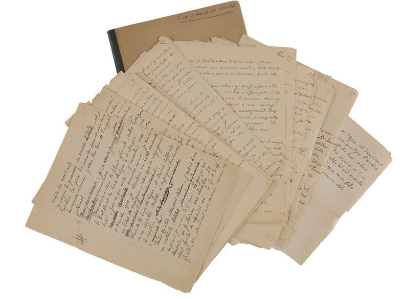 RADIGUET Raymond (1903-1923).
DEUX MANUSCRITS autographes pour Le Diable au corps, [1922] ; cahier de 22 pages sur 21 feuillets (non chiffrés, plus 21 ff vierges) petit in-4 (22,5 x 17,5 cm), à la marque Sigurd. Ch. G Toulon sur la couverture, dos toile verte ; et 43 pages sur 42 ff volants de même format (bords fragiles et parfois un peu effrangés, avec quelques fentes, un coin déchiré au dernier f. sans perte de texte).

Précieux manuscrits de deux versions successives de la fin de son roman Le Diable au corps, annotées et corrigées par Bernard Grasset et Jean Cocteau.
C’est en décembre 1919 que Radiguet a commencé à prendre des notes pour son premier roman qui deviendra Le Diable au corps, qu’il va rédiger en 1921 ; en mars 1922, Jean Cocteau le présente à l’éditeur Bernard Grasset qui va éditer le roman, dont Radiguet achève la rédaction en avril-mai, et auquel il va encore apporter des corrections jusqu’en janvier 1923 ; il travaillera encore au dénouement, à la demande de son éditeur, alors qu’il commence à corriger les épreuves en février. Pour la sortie du Diable au corps en mars 1923, Bernard Grasset va orchestrer un lancement publicitaire sans précédent pour ce livre du « plus jeune romancier de France », qui mourra à vingt ans.
Cette histoire d’amour entre un jeune garçon et la femme d’un soldat parti à la guerre fit scandale dans la France d’après 14-18 ; Radiguet s’est inspiré de sa propre liaison avec Alice Serrier, dont le mari était au front.

Ces deux manuscrits correspondent à la mise au point du dénouement, à partir du moment où Marthe découvre qu’elle est enceinte de François, jusqu’à la fin du roman, avec le mot « FIN » (Œuvres complètes, Omnibus, p. 578-591). Ils sont écrits à l’encre noire ou brune sur un cahier d’écolier, puis sur des feuillets arrachés à un cahier, au recto des feuillets de papier ligné à marge rouge, avec de nombreuses ratures et corrections (plus de 200) et de nombreux passages biffés. Proches du texte