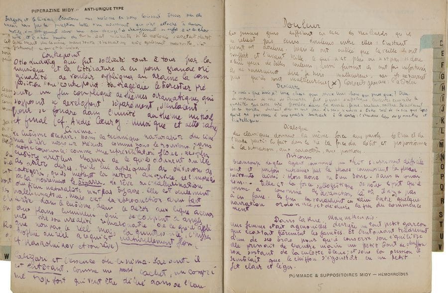 SARTRE Jean-Paul (1905-1980).
MANUSCRIT autographe, [Carnet Midy, 1924] ; 47 pages in-12 (153 x 115 mm) sur 44 ff. (plus 41 pages blanches) en un carnet à onglets alphabétiques verts, placé sous une reliure veau noir glacé à bandes, plats bifaces dans lesquels sont incrustées deux étroites plaques verticales de verre acrylique jaune fluorescent laissant voir le manuscrit par transparence, dos lisse muet ; le carnet est placé entre deux feuillets neutres transparents et monté sur un onglet de veau glacé noir fixé au dos par une articulation souple de même cuir ; un socle séparateur adapté au volume et recouvert de veau noir glacé est joint, ainsi que le mode d’emploi de ce socle, imprimé sur un feuillet cartonné doublé de même peau ; le tout est placé dans un emboîtage veau noir glacé sur les plats, tranches supérieures et inférieures couvertes de papier jaune fluorescent, titre et nom de l’auteur dorés au film blanc et vert métallisé sur le dos orné de 2 fines baguettes de verre fluorescent (reliure signée de Véronique Sala-Vidal, 2005).

Précieux carnet autographe de jeunesse, le célèbre « Carnet Midy » où Sartre à l’âge de 18 ans nota ses pensées, notes de lectures, projets, en les classant par ordre alphabétique. 
Jean-Paul Sartre a raconté comment il avait trouvé ce carnet publicitaire dans le métro et y avait noté ses pensées alphabétiquement, y voyant une illustration du thème de la contingence. Il remplit ce petit carnet de notes au cours du 1er trimestre 1924, alors qu’il est dans sa dix-neuvième année et prépare le concours de l’École normale supérieure. De ce que Sartre a écrit avant cette date, on ne connaît que des textes de fiction, la plupart restés à l’ébauche (un seul conte de cette période fut publié de son vivant, L’Ange du Morbide). 
Le Carnet Midy, ainsi qu’il le nomme lui-même, est le tout premier manuscrit connu dans lequel l’étudiant consigne ses réflexions personnelles et met en place les fondations de sa vie intellectuelle fut