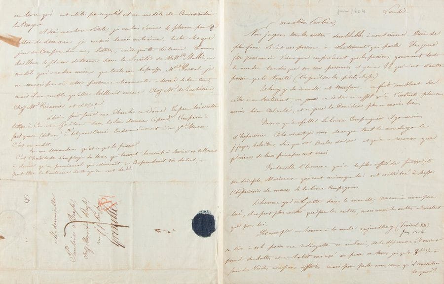 STENDHAL (1783-1842).
L.A., Lundi [11 juin 1804], à sa sœur Pauline BEYLE à Grenoble ; 4 pages in-4 avec adresse sur la 4e page (légères rousseurs).

Belle lettre sur l’homme du monde, l’homme aimable et la finesse.
« Nous jugeons tous les autres semblables à nous-mêmes. Rien de plus faux si c’est une personne à sentiment qui parle. Une jeune fille passionnée s’imagine confusément que les passions gouvernent tout le monde, tandis que sur 100 personnes il y en a 88 qui n’ont d’autre passion que la Vanité (l’orgueil sur les petites choses).
Le langage du monde est trompeur. On fait semblant de céder à un sentiment, on ne cède en effet qu’à l’intérêt plus ou moins bien calculé, et on joue la comédie plus ou moins bien.
Dans ce qu’on appelle la bonne compagnie il y a moins d’hypocrisie. Cela vient je crois de ce que tout le monde y a lu J.Jaque [ROUSSEAU], Helvétius, Sénèque &a Duclos &a &a et qu’on a reconnu que plusieurs de leurs principes sont vrais. FONTENELLE l’homme qui a le plus affilé de finesse, et son disciple MARIVAUX, qui vaut mieux que lui, ont contribué à chasser l’hipocrisie de mœurs de la bonne compagnie.
L’homme qui se jette dans le monde, renonce à vivre pour lui, il ne peut plus exister que pour les autres, mais aussi les autres n’existent que pour lui.
Par exemple un homme à la mode aujourd’hui (prairial XII) se lève à 10 h. passe une redingotte va au bain, de là déjeuner. Il revient, prend des bottes et un habit mi-usé va passer son tems jusqu’à 3h ½ à faire des visites non pour affaires, mais pour parler avec ceux qu’il rencontre de quoi ? il n’en sait rien lui-même en sortant. Il jase de ce dont on jase. À 4 h. il rentre va dîner revient, s’habille va au spectacle de 7 à 9 ½ , sort après la 1re pièce, met des culottes de peau, des bas de soye, un triple jabot et va aux thés jusqu’à minuit une heure. Restant où il s’amuse, filant dès que ce qui l’environne l’ennuie. Mais il ménage toujours la vanité passion universelle, même