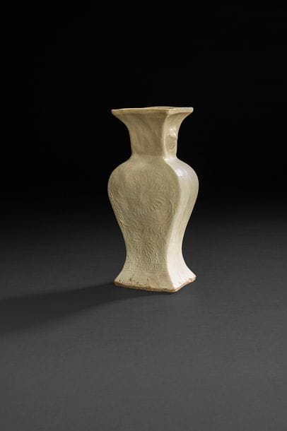 CHINE - XXe siècle
Groupe en porcelaine blanche des huit immortels voguant dans une barque. 
H : 28 cm, L : 30 cm, P : 12, 5 cm
On y joint un vase en porcelaine blanche craquelée. 
(Restaurations, égrenures). 
H : 21 cm