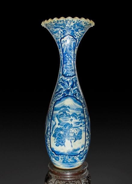 JAPON - Début XXe siècle
Important vase en porcelaine bleu blanc à décor de dignitaires voyageant devant le mont Fuji. (Restaurations). 
H : 122 cm