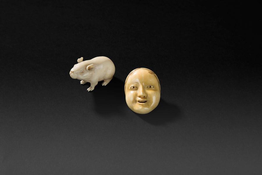 JAPON - Époque MEIJI (1868 - 1912)
Un masque et un ragondin en ivoire. (Egrenures). 
H : de 3,2 à 3,5 cm