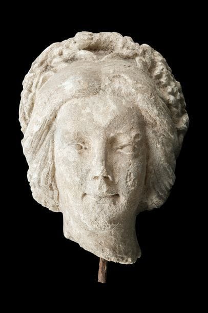 École française vers 1830
Tête de femme
Fragment en pierre calcaire
H : 45 cm
Usures, accidents et manques