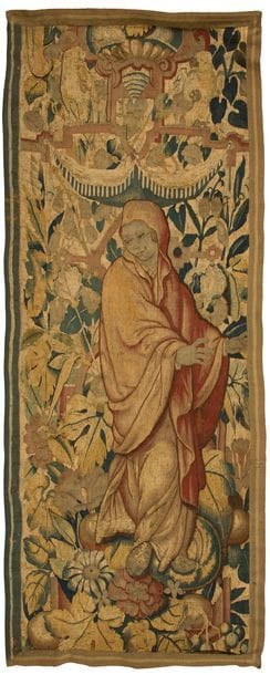 Tapisserie des Flandres représentant une femme drapée dans un entourage de feuillages et fleurs ; (fragment)
Fin du XVIe siècle (restaurations).
161 x 68 cm