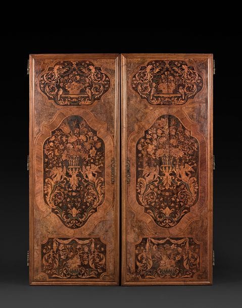 Paire de portes d’armoires aux Renommées en marqueterie de fleurs et incrustation de scagliola, à décor de vases de fleurs, rinceaux et chimères dans des réserves, le vase central à figures de Renommées dans un entourage de rinceaux fleuris.
Par Thomas Hache (1664-1747).
Fin du XVIIe siècle, (accidents).
H : 167 cm, L : 65 cm