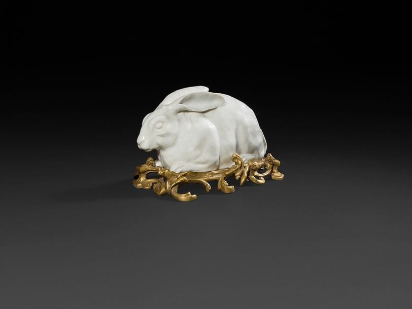 Lièvre en porcelaine blanche (marque apocryphe de Meissen) reposant sur une base ajourée de bronze doré à décor de feuillages et agrafes.
XIXe siècle.
H : 19 cm, L : 28 cm