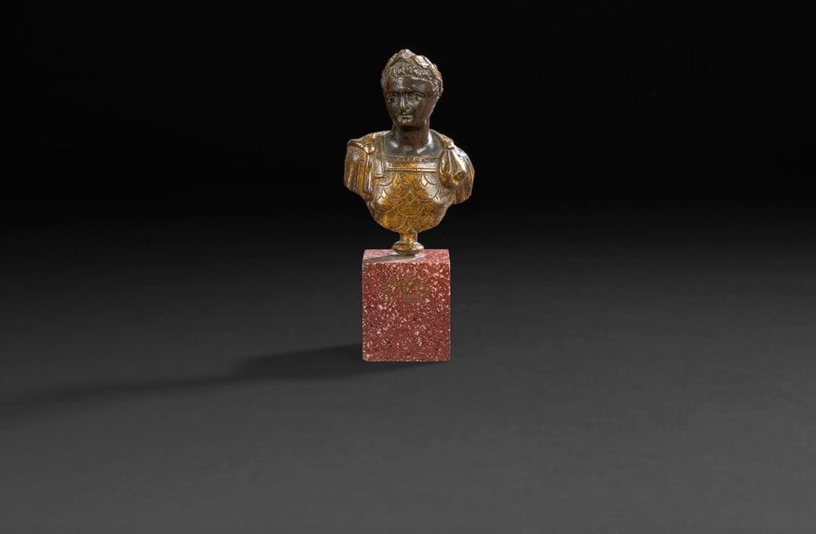 Petit buste d’empereur romain en bronze patiné et doré.
Italie, XVIIe siècle (usures)
Sur un socle en porphyre d’époque postérieure.
H : 14 cm