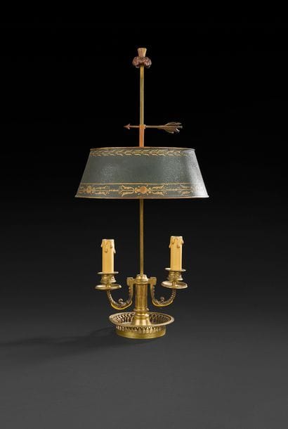 Lampe bouillote en bronze doré à deux lumières, le fût à crémaillère à abat-jour de tôle peinte ; (percé pour l’électricité).
XIXe siècle.
H : 68 cm