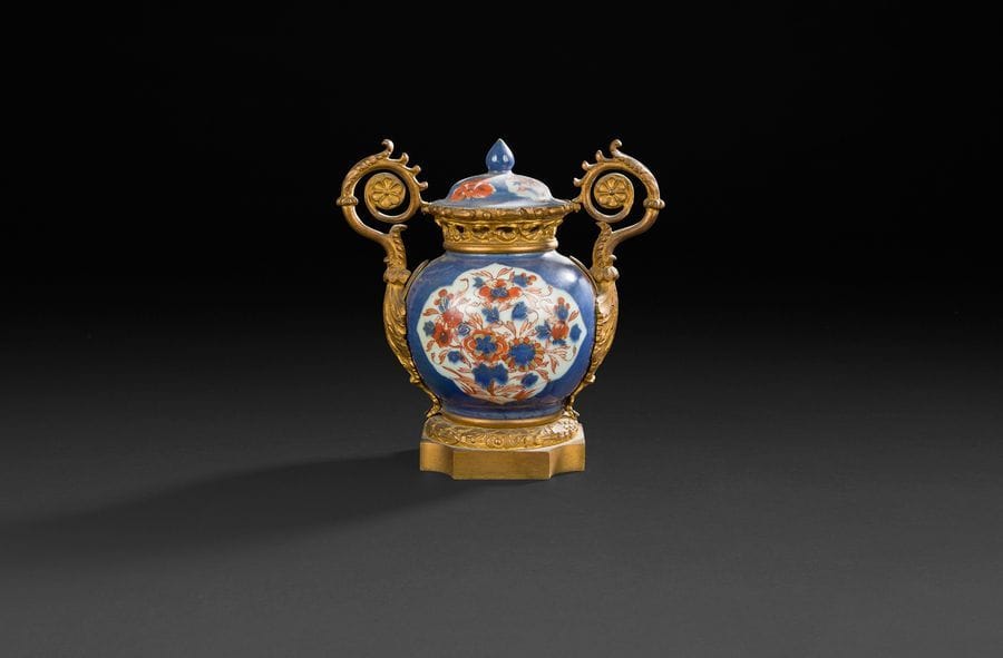 Vase pot-pourri en porcelaine de Chine ou japon à décor Imari, la monture de bronze doré à anses en enroulement et base à guirlande de feuilles de chêne.
XIXe siècle (usures)
H : 18 cm