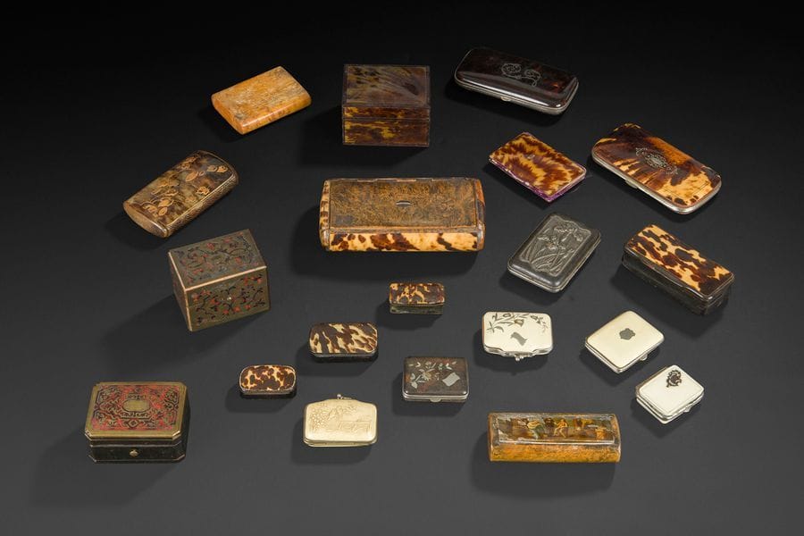 Lot composé de quatre porte-louis en ivoire monture en métal, inclusions en argent : blason, chiffre et décor floral.
XIXe siècle