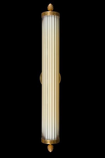 Paire d’appliques en métal doré et verre opalescent.
Travail de la Maison Delisle, XXe siècle.
H : 60 cm
On y joint une applique du même modèle plus petite (H : 44 cm)