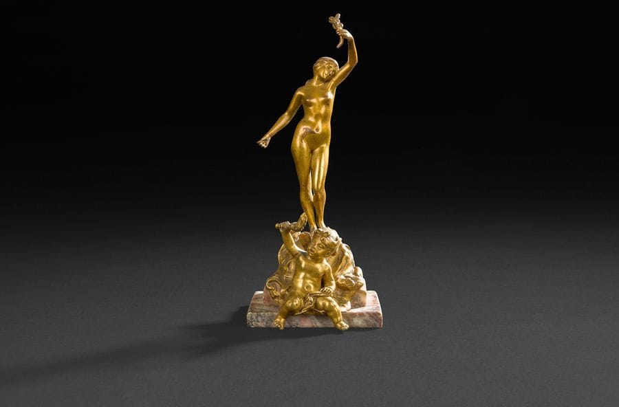 Groupe en bronze doré représentant une femme nue, un amour à ses pieds, la base en marbre rouge des Flandres.
XIXe siècle (manque)
H : 24 cm