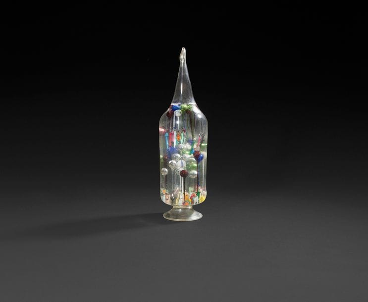 Bouteille de Notre-Dame de Liesse en parfait état contenant plus de quarante ludions.
XIXe siècle
H : 35 cm