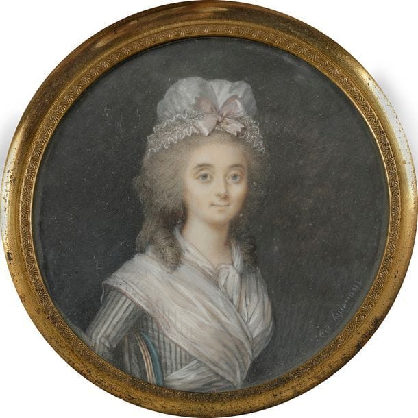Michel THOUESNY (Bayeux, 1754 - Lille, 1815).
Portrait présumé de Marie-Catherine de Foissy, à mi-corps vers la droite, assise sur une chaise en robe rayé grise, guimpe blanche et coiffe de dentelle ornée d’un nœud rose pâle.
Miniature sur ivoire du XVIIIe siècle signée et datée à droite : Thouësny 1792
Identification à l’encre au verso : « Marie-Catherine / de Foissy -1747 - 1792 - / épouse de J.-B.  Adéodat / Taillepied / Sgr de BONDY », diam. à vue 6,5 cm, cadre en bois tourné à visière de laiton doré, diam. 11,5 cm.
Fille d’un receveur général des Finances de Metz, Marie-Catherine de Foissy épousa J-B. Taillepied de Bondy dont elle eut cinq enfants notamment Pierre Taillepied de Bondy qui fut pair de France. Descendance et alliances avec les familles Loys de Lagrange, Forbin des Issarts, Orléans de Rère etc.
(début de fendillement en haut à droite, très peu visible ; verre légèrement opaque, petit choc au cadre) 

Signalé au Salon de la Correspondance en 1782, Thouesny fut bien introduit sous la Révolution auprès des tribuns Danton, St Just. Il est représenté notamment aux musées des beaux-arts de Dijon et de Lyon et au Cincinnati Art Museum.